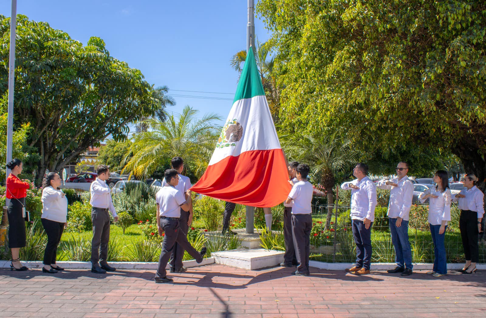 Rinden honores a la Bandera Nacional en la explanada de la SDS ...